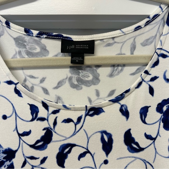 J. Jill Wearever Collection Blue White Floral Top Short Sleeves Size M - Picture 6 of 12